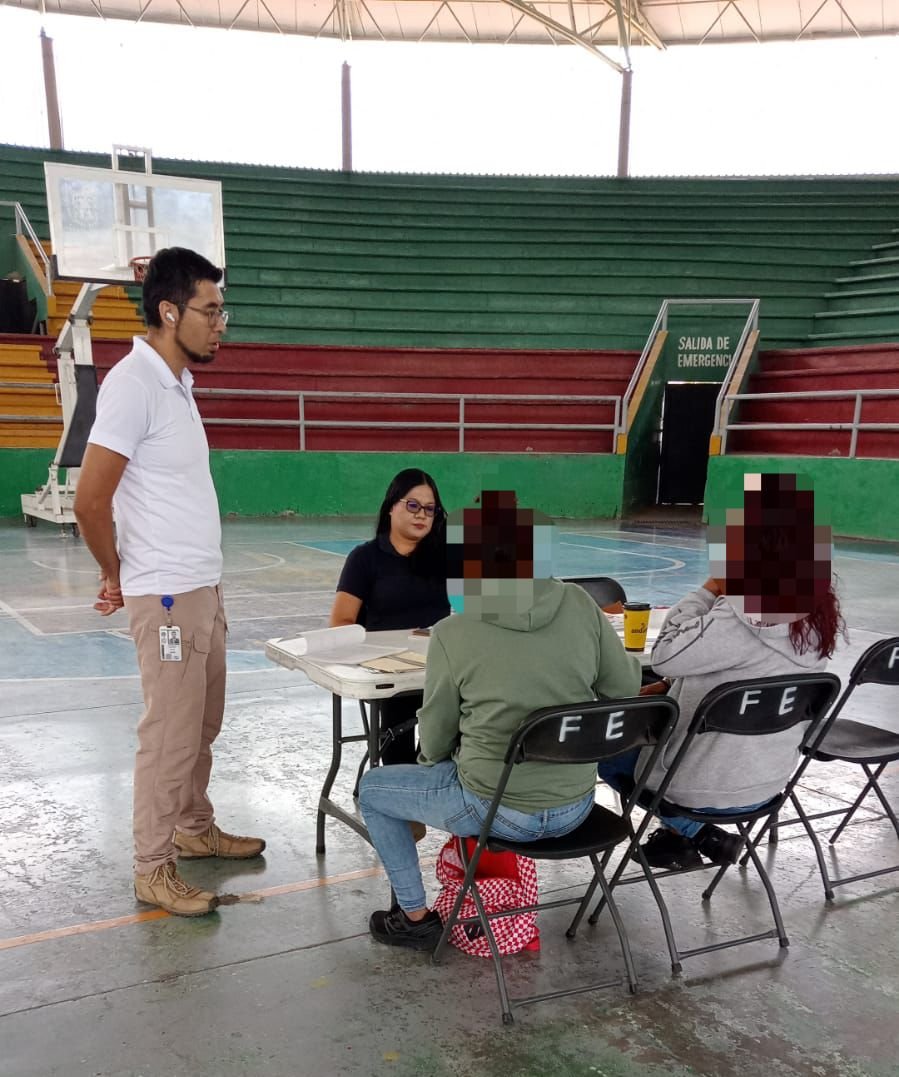 Equipo de la Fiscalía General de Michoacán realizando toma de muestras de ADN a familiares en un módulo instalado en Sahuayo, Michoacán
