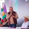 Gobernador Alfredo Ramírez Bedolla hablando ante micrófonos, con fondo de bandera estatal y logotipo de gobierno de Michoacán