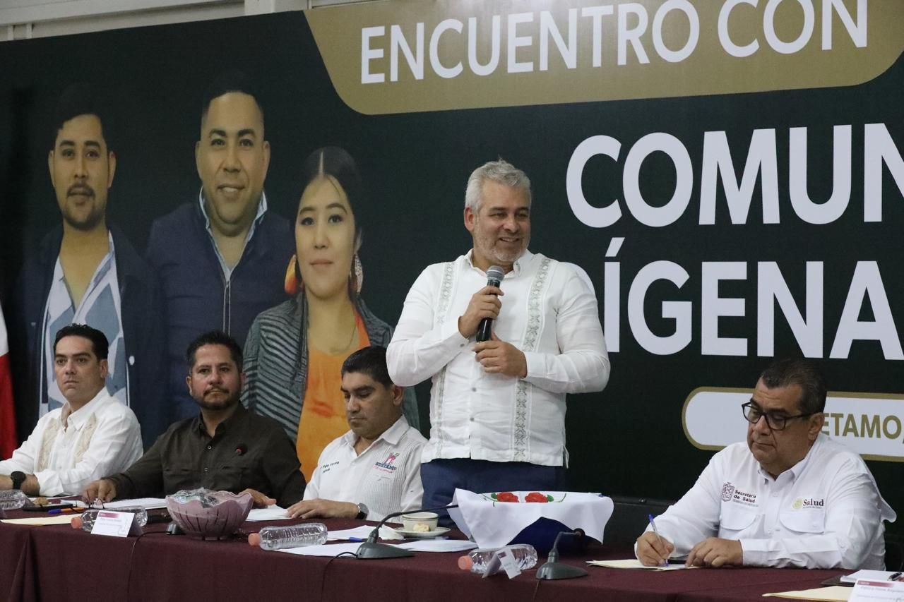 Gobernador Alfredo Ramírez Bedolla en reunión con representantes del pueblo Pirinda y autoridades estatales en Huetamo, Michoacán