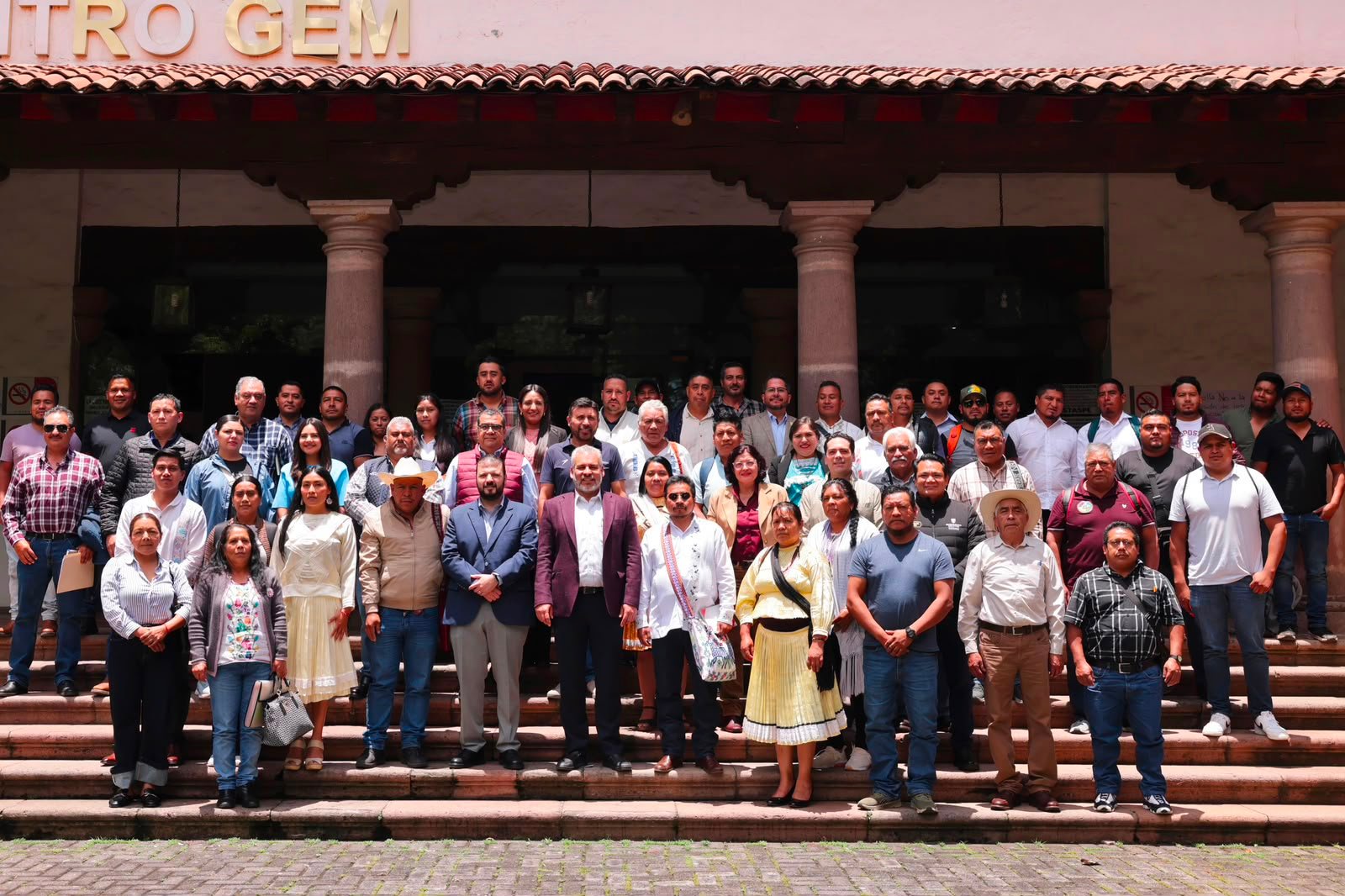 El gobernador Alfredo Ramírez Bedolla en una reunión de trabajo con autoridades de autogobiernos y representantes de pueblos originarios