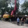 Maquinaria pesada estacionada cerca de una zona de perforación en Tres Puentes, Morelia, con presencia de personal de Protección Civil y manifestantes