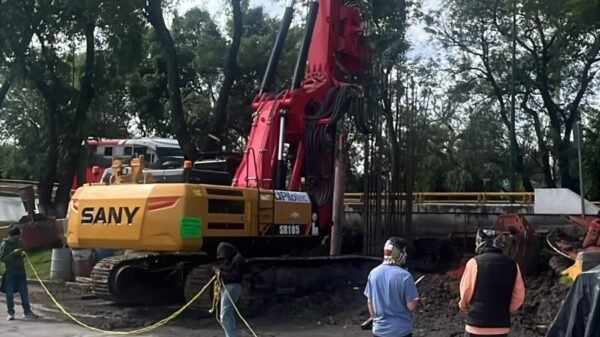 Maquinaria pesada estacionada cerca de una zona de perforación en Tres Puentes, Morelia, con presencia de personal de Protección Civil y manifestantes