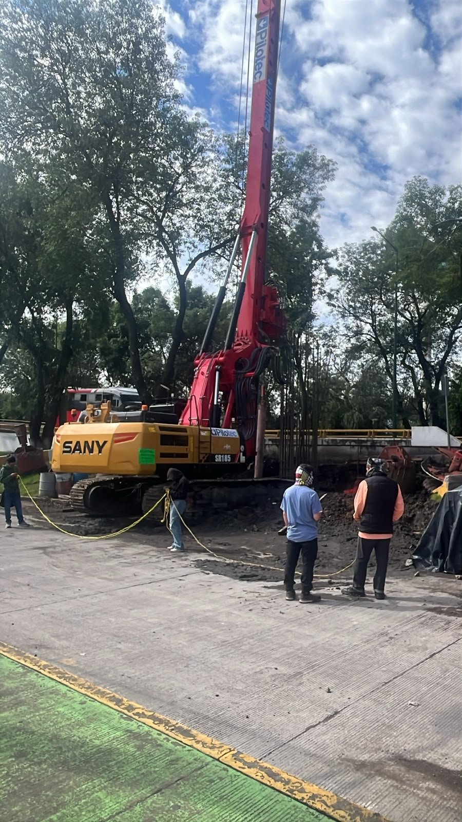 Maquinaria pesada estacionada cerca de una zona de perforación en Tres Puentes, Morelia, con presencia de personal de Protección Civil y manifestantes