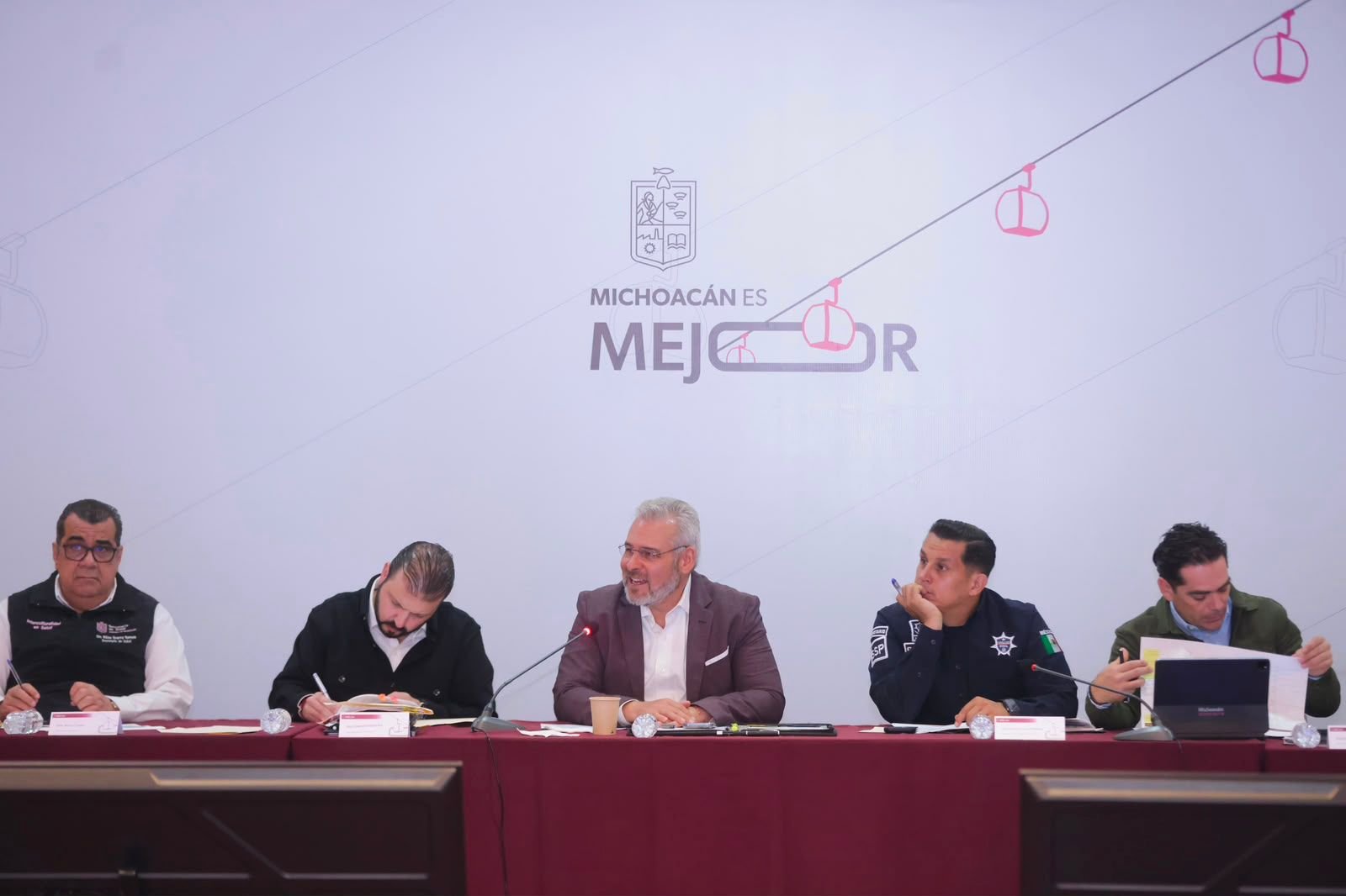 Gobernador Alfredo Ramírez Bedolla en reunión con representantes de comunidades indígenas y autoridades de seguridad en Michoacán