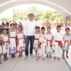 Gobernador Alfredo Ramírez Bedolla corta cinta inaugural junto a autoridades y comunidad frente a la nueva techumbre de la Primaria '18 de Marzo' en Ixtapilla, Aquila.