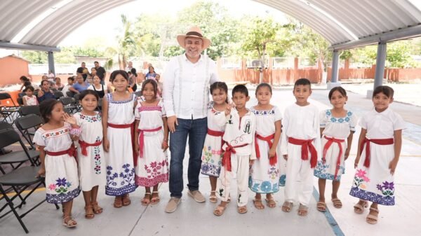 Gobernador Alfredo Ramírez Bedolla corta cinta inaugural junto a autoridades y comunidad frente a la nueva techumbre de la Primaria '18 de Marzo' en Ixtapilla, Aquila.
