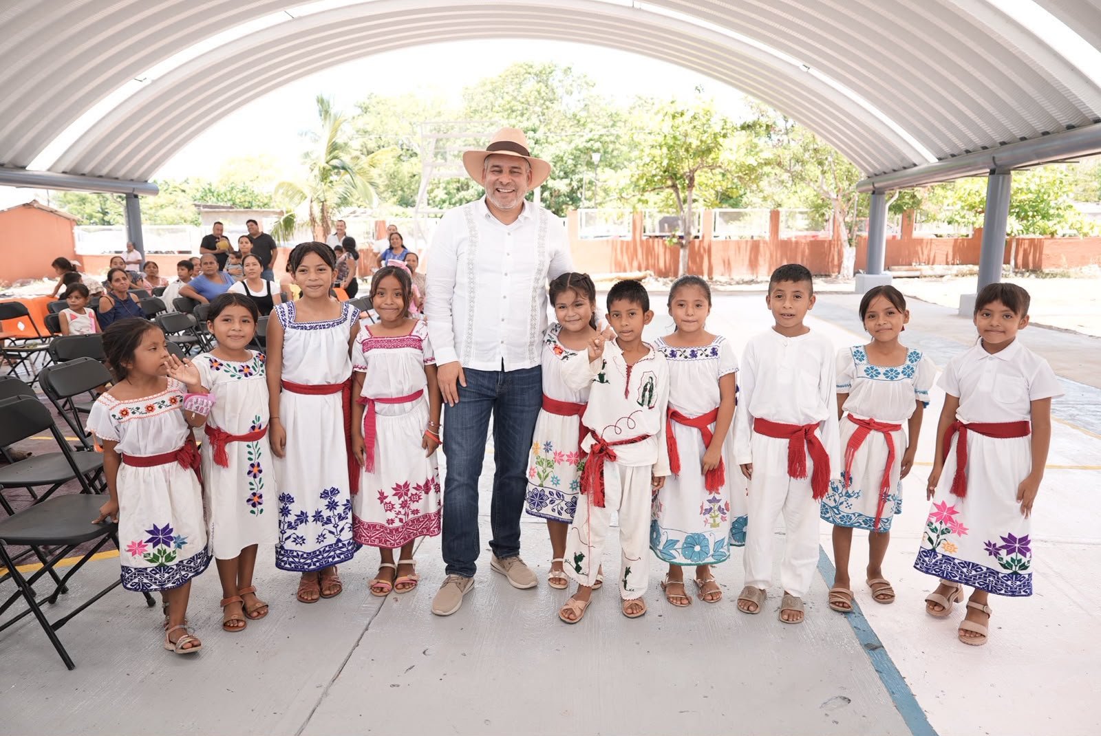 Gobernador Alfredo Ramírez Bedolla corta cinta inaugural junto a autoridades y comunidad frente a la nueva techumbre de la Primaria '18 de Marzo' en Ixtapilla, Aquila.