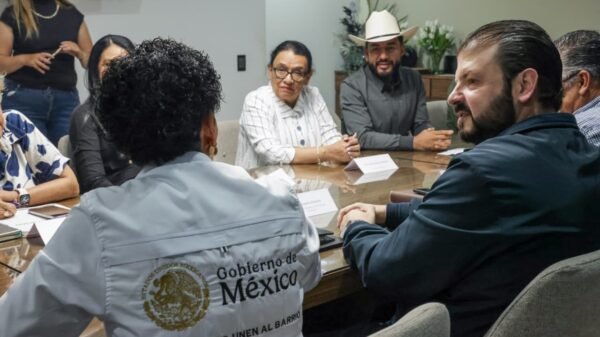 Fotografía de autoridades estatales, federales y municipales reunidos en una sala de reuniones en Peribán, Michoacán, el 18 de agosto de 2026.