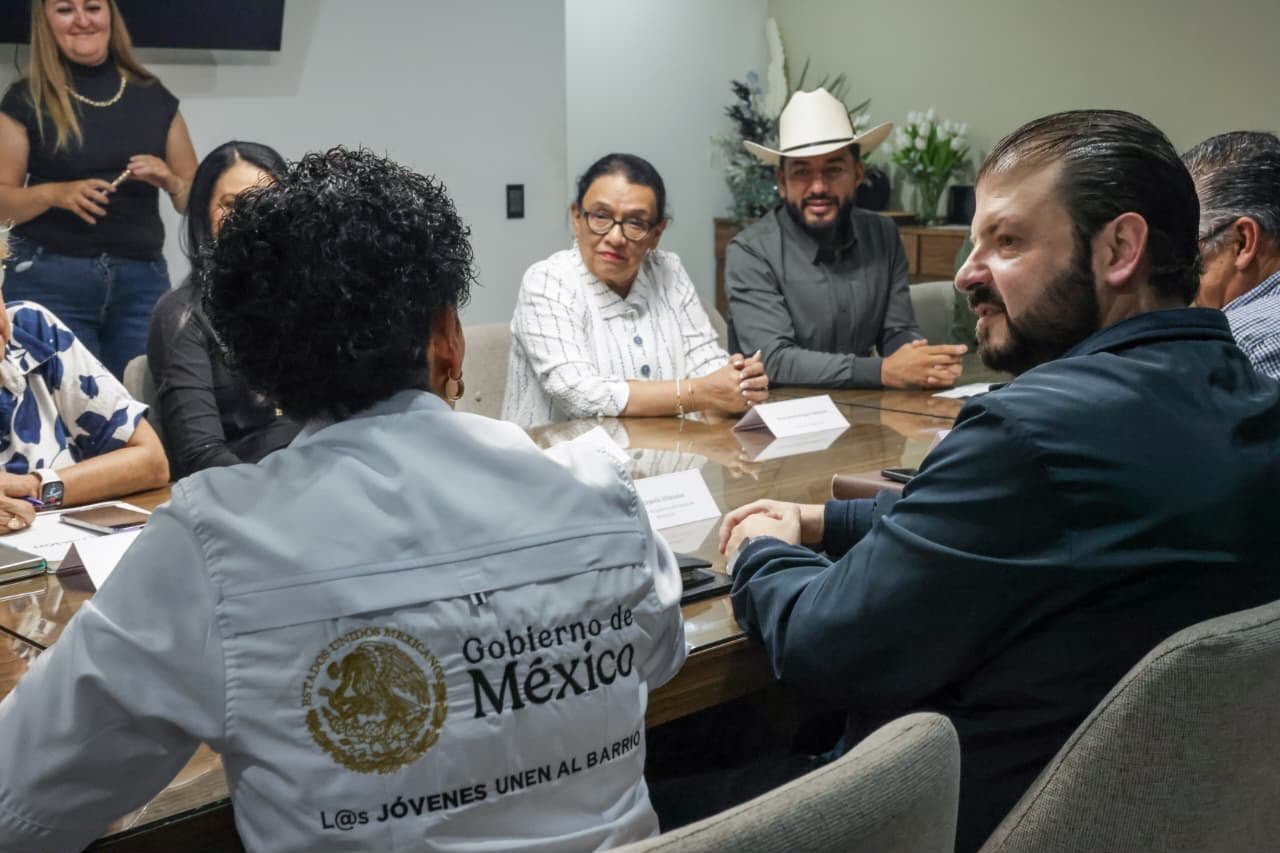 Fotografía de autoridades estatales, federales y municipales reunidos en una sala de reuniones en Peribán, Michoacán, el 18 de agosto de 2026.