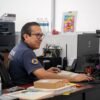 Raúl Zepeda Villaseñor entrega las llaves del nuevo edificio de Protección Civil en Morelia, Michoacán, ante bomberas, bomberos y autoridades