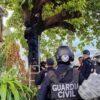 Imagen ilustrativa de cámaras de vigilancia ocultas en un poste de luz y un árbol en zona urbana de Apatzingán, Michoacán