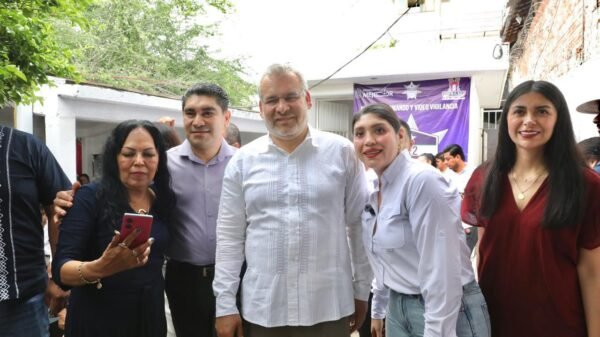 Gobernador Alfredo Ramírez Bedolla cortando cinta inaugural de un Centro Libre en Huetamo o Carácuaro, con personal y mujeres presentes
