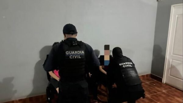 Agentes de la Guardia Civil y SSP junto a tres menores rescatados tras secuestro virtual en Huetamo, Michoacán