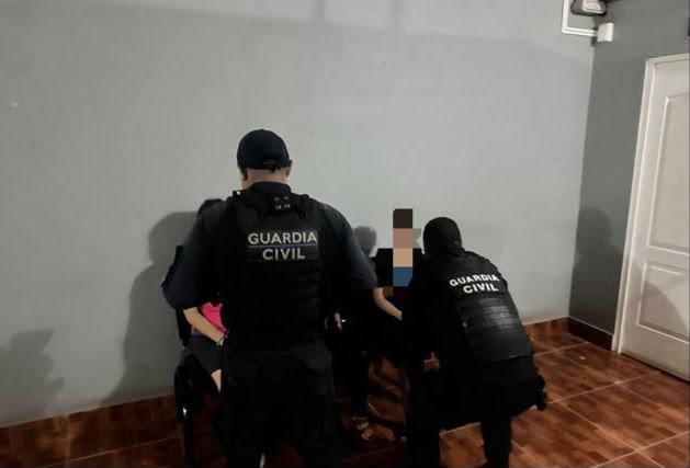 Agentes de la Guardia Civil y SSP junto a tres menores rescatados tras secuestro virtual en Huetamo, Michoacán