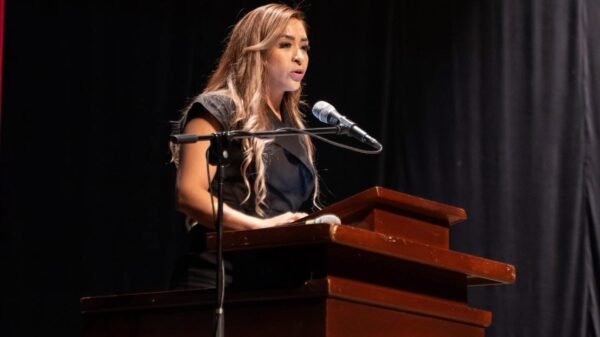 Diputada Grecia Aguilar Mercado hablando ante jóvenes en un evento del Parlamento Juvenil en Morelia, Michoacán