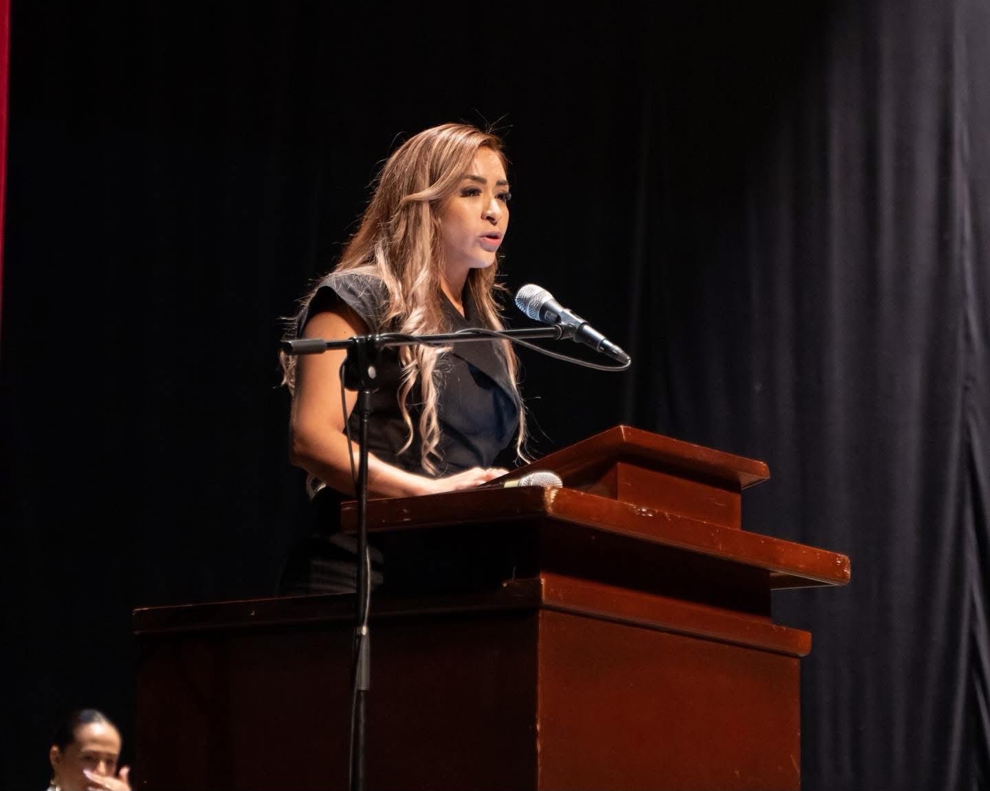 Diputada Grecia Aguilar Mercado hablando ante jóvenes en un evento del Parlamento Juvenil en Morelia, Michoacán