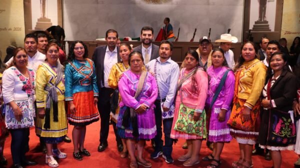 Ceremonia oficial en Zitácuaro donde autoridades entregan la Condecoración Suprema a representantes mazahuas con autogobierno