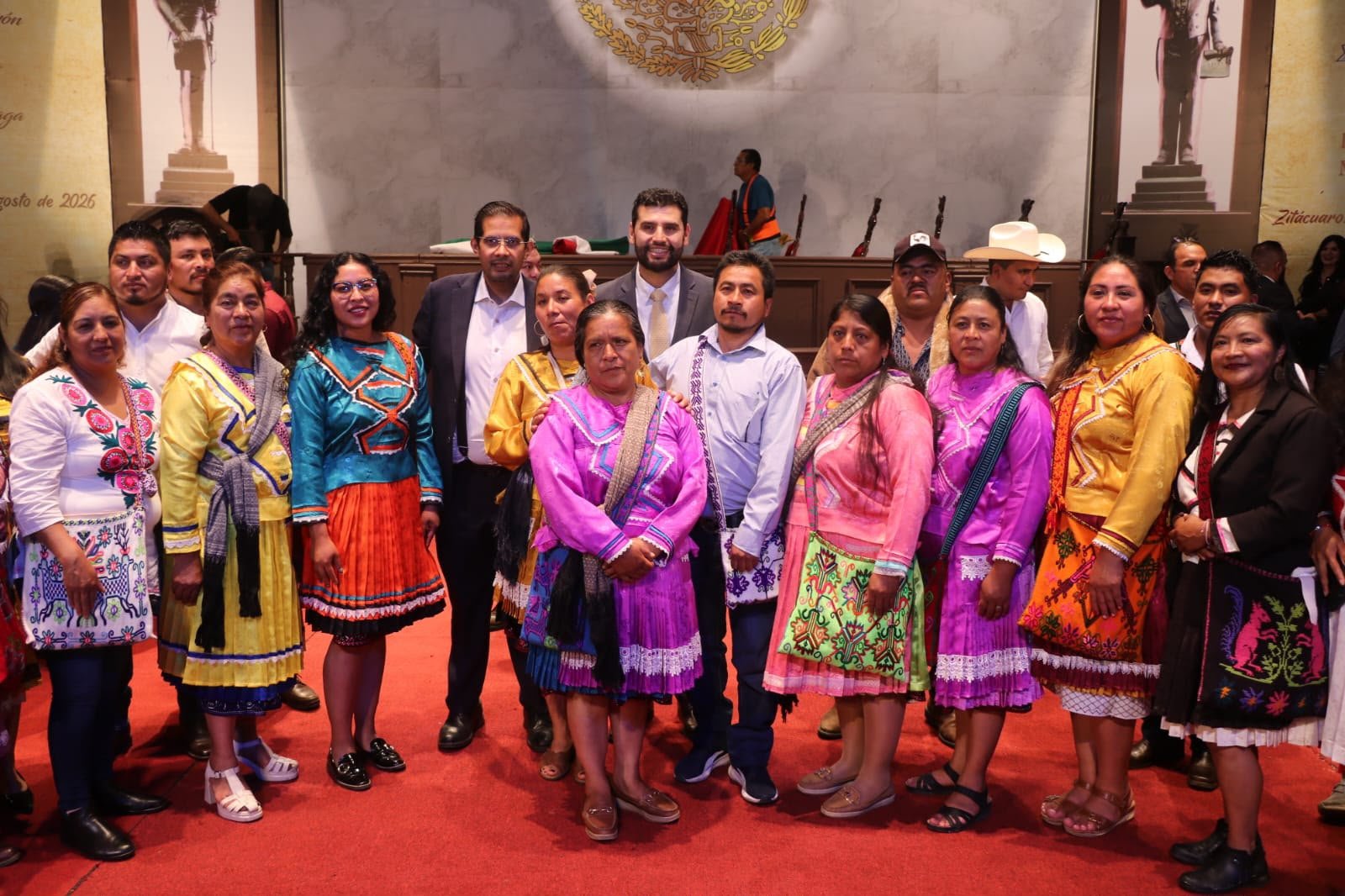 Ceremonia oficial en Zitácuaro donde autoridades entregan la Condecoración Suprema a representantes mazahuas con autogobierno