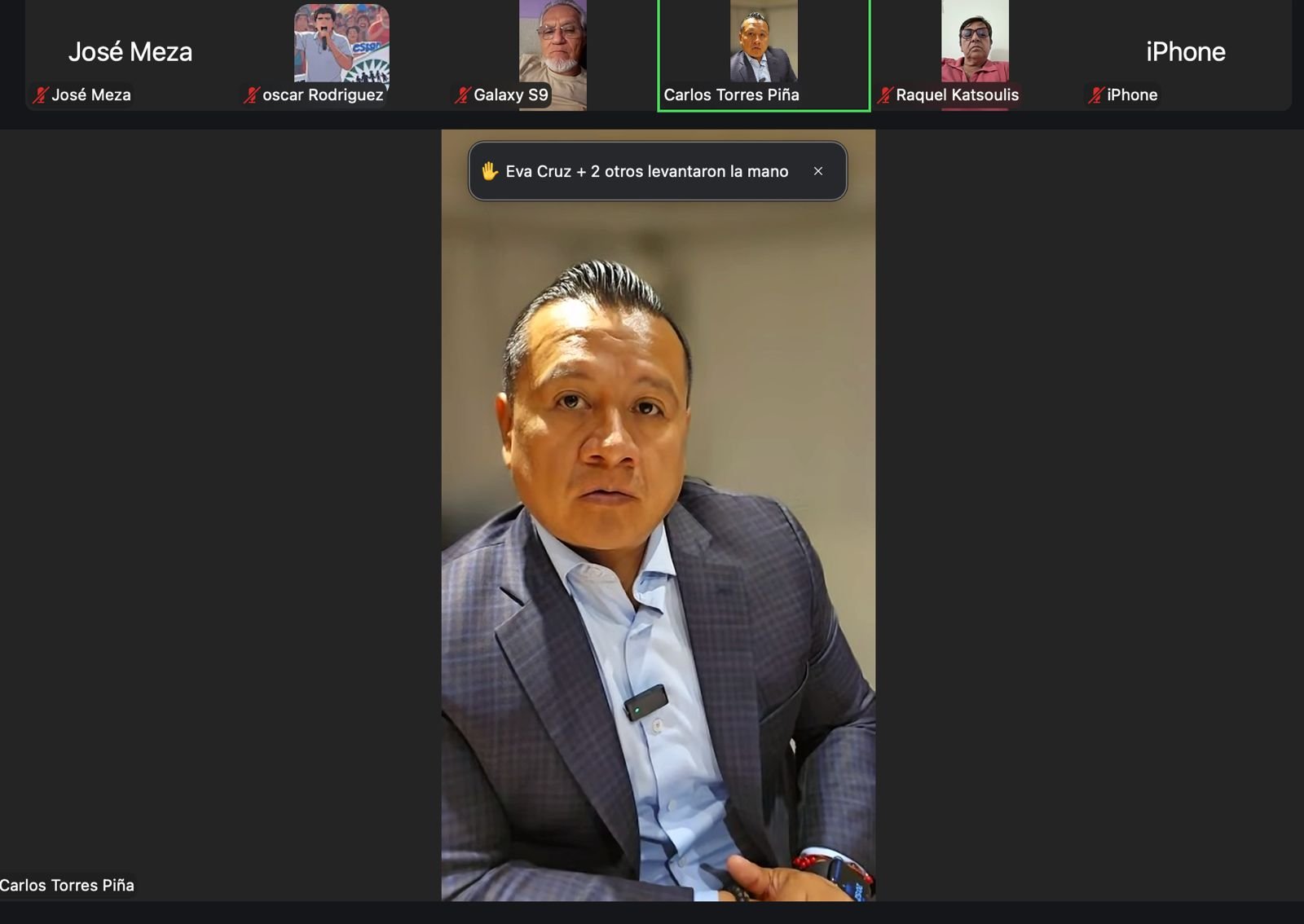Carlos Torres Piña hablando ante micrófono en Morelia, Michoacán, durante evento sobre retorno de migrantes
