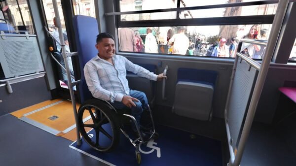 Unidad de Morebús con rampa abatible desplegada frente a estación accesible en Morelia, Michoacán