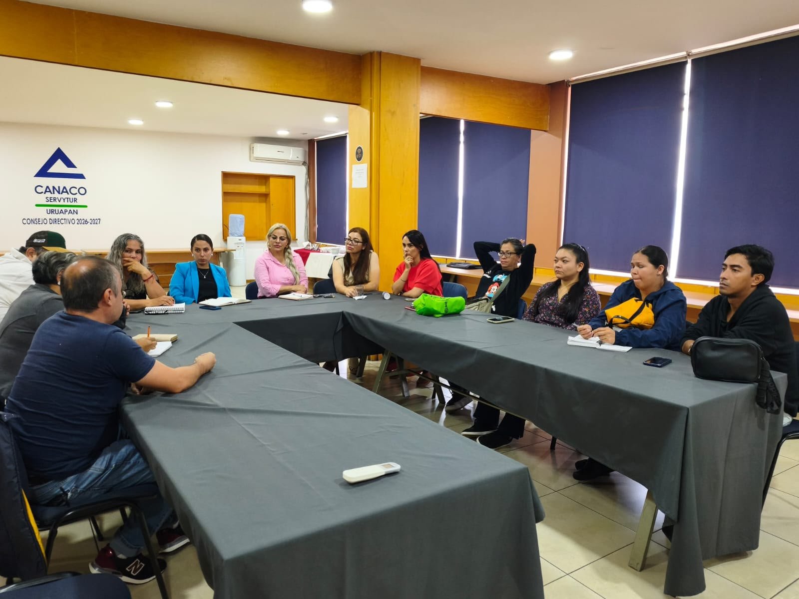 Reunión entre representantes de la Fiscalía Especializada en Delitos Ambientales y miembros del Colectivo Estatal de Animalistas en Morelia, Michoacán