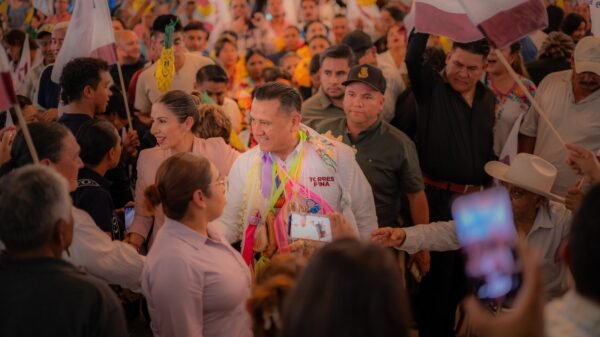 Carlos Torres Piña en recorrido territorial en Michoacán, dialogando con comunidades y autoridades locales