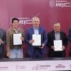 Gobernador Alfredo Ramírez Bedolla firmando documento junto a representantes de Citelis, Grupo Herso y Supra Constructores para el Parque Industrial Bajío