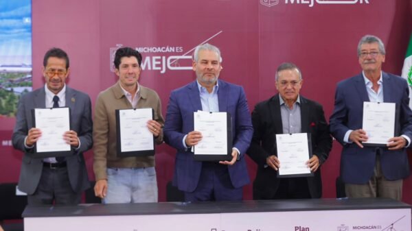Gobernador Alfredo Ramírez Bedolla firmando documento junto a representantes de Citelis, Grupo Herso y Supra Constructores para el Parque Industrial Bajío
