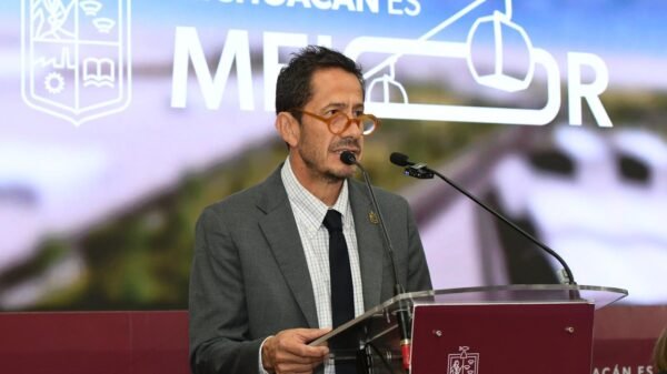 Firma oficial del fideicomiso del Parque Industrial Bajío en Morelia, con presencia de autoridades de la Sedeco y documentos legales