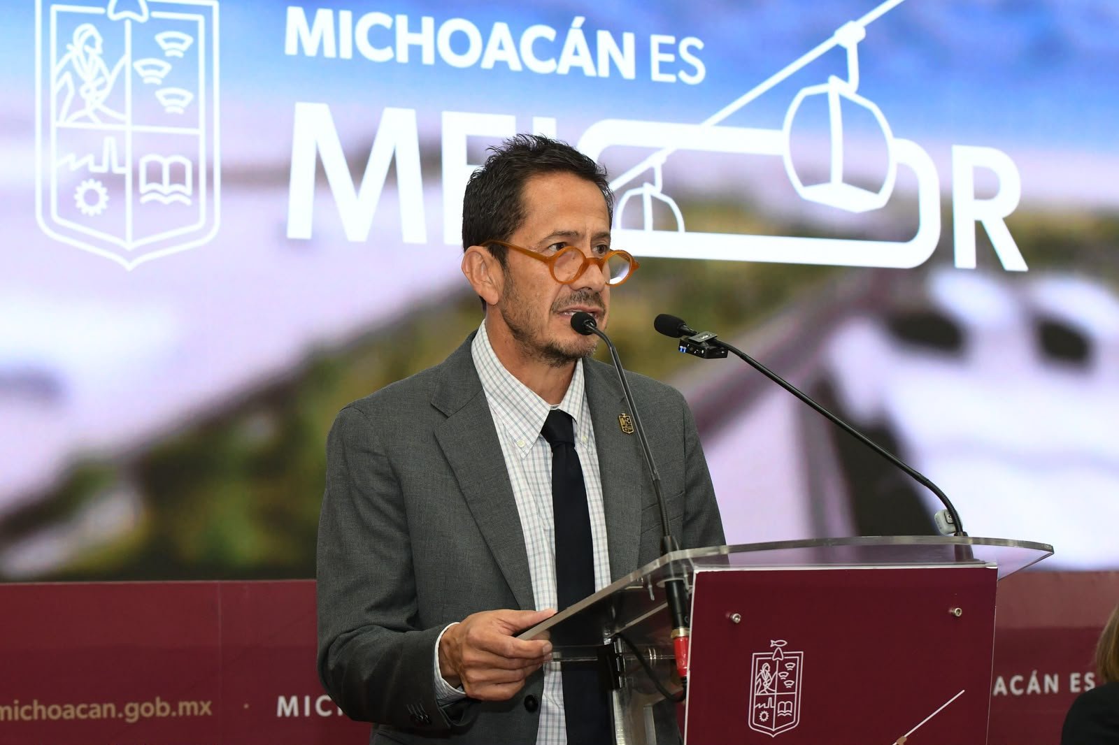 Firma oficial del fideicomiso del Parque Industrial Bajío en Morelia, con presencia de autoridades de la Sedeco y documentos legales