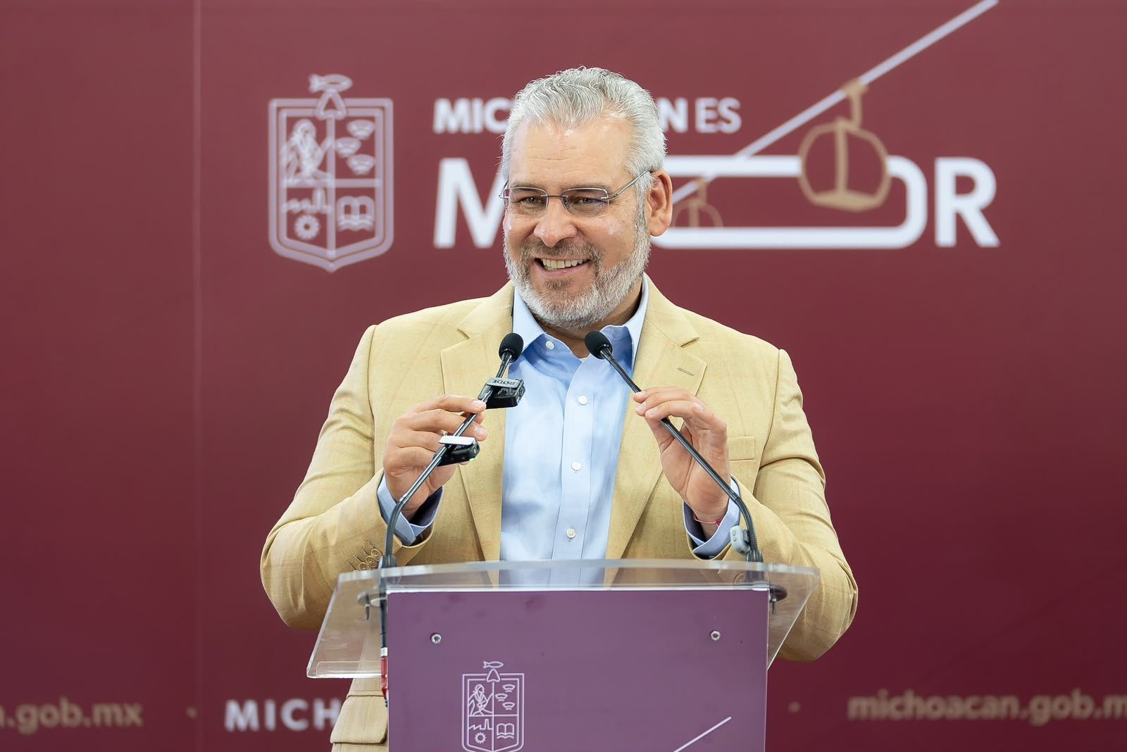Camiones del servicio público estacionados en Morelia, algunos antiguos y otros nuevos, simbolizando la renovación de la flota urbana