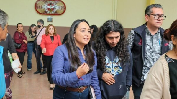 Reunión entre autoridades de Sedum y vecinos frente al Paso Superior Ferroviario en Morelia, con paneles técnicos sobre el proyecto Morebús