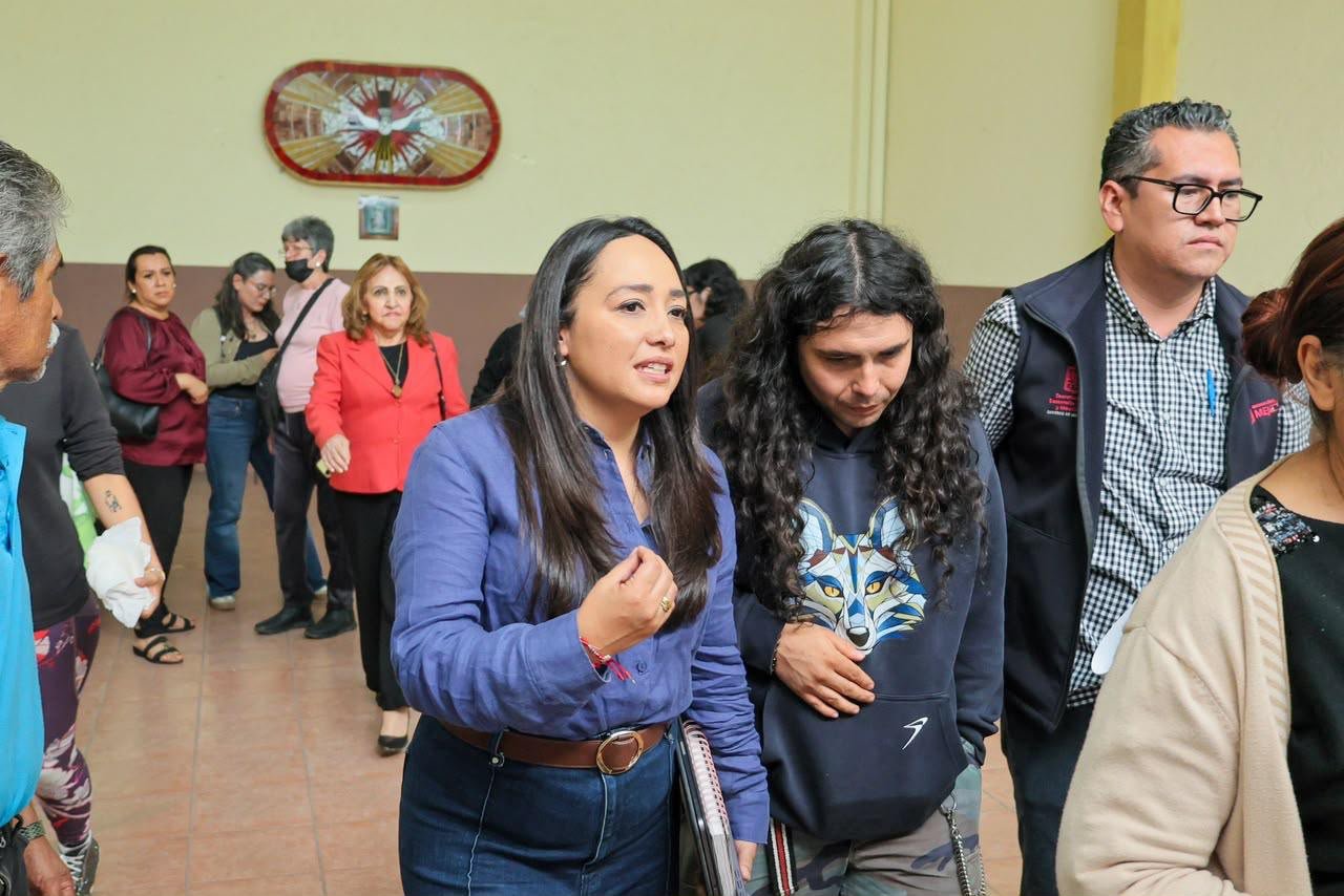 Reunión entre autoridades de Sedum y vecinos frente al Paso Superior Ferroviario en Morelia, con paneles técnicos sobre el proyecto Morebús