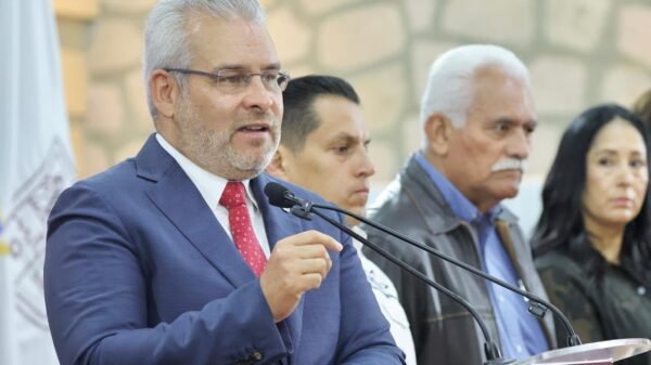 Logotipo oficial de D4TA Datos Gratis junto a la bandera de Michoacán y elementos digitales: chip, señal de internet y siluetas de estudiantes y docentes