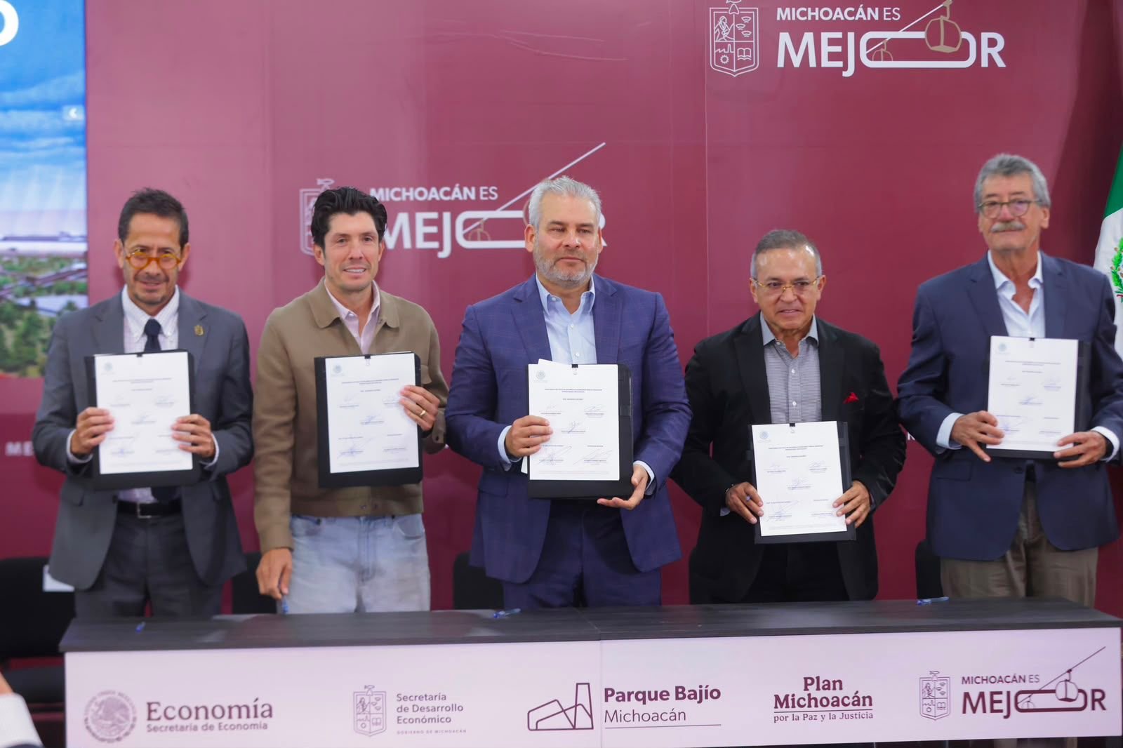 Gobernador Alfredo Ramírez Bedolla firmando documento frente a representantes de Citelis, Grupo Herso, Supra Constructores y autoridades en Morelia