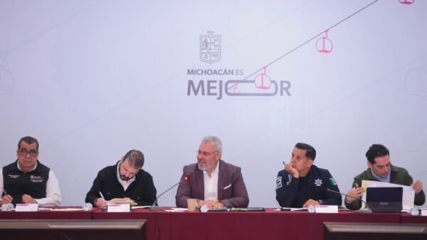 Gobernador Alfredo Ramírez Bedolla junto a representantes de comunidades indígenas en reunión sobre seguridad en la Meseta Purépecha