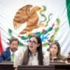 Diputada Giulianna Bugarini hablando frente al Congreso del Estado de Michoacán, con logo institucional visible