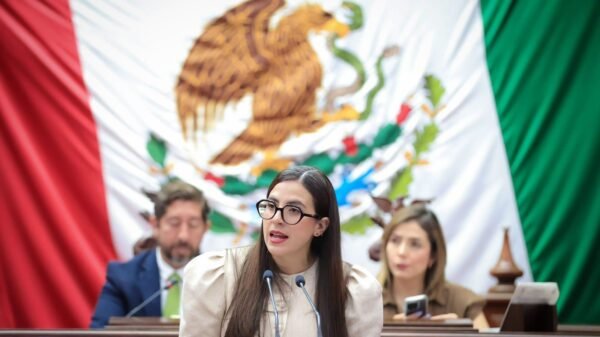 Diputada Giulianna Bugarini hablando frente al Congreso del Estado de Michoacán, con logo institucional visible