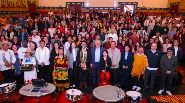 Gobernador Alfredo Ramírez Bedolla y secretaria Claudia Curiel de Icaza entregando instrumentos musicales a niños y jóvenes de comunidades indígenas