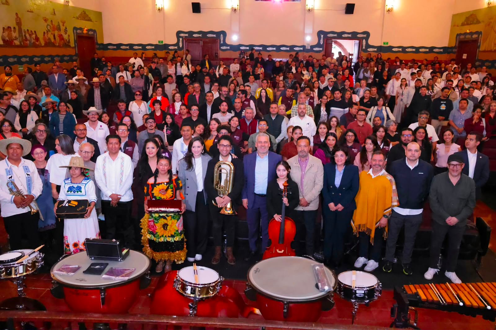 Gobernador Alfredo Ramírez Bedolla y secretaria Claudia Curiel de Icaza entregando instrumentos musicales a niños y jóvenes de comunidades indígenas