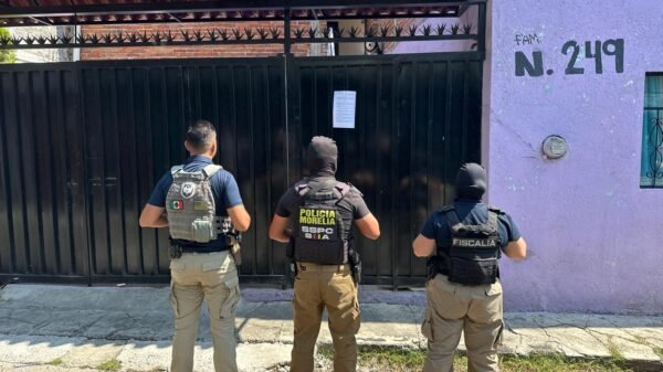 Agentes de la FGE realizando un cateo en una vivienda de Morelia, con evidencia de drogas decomisadas