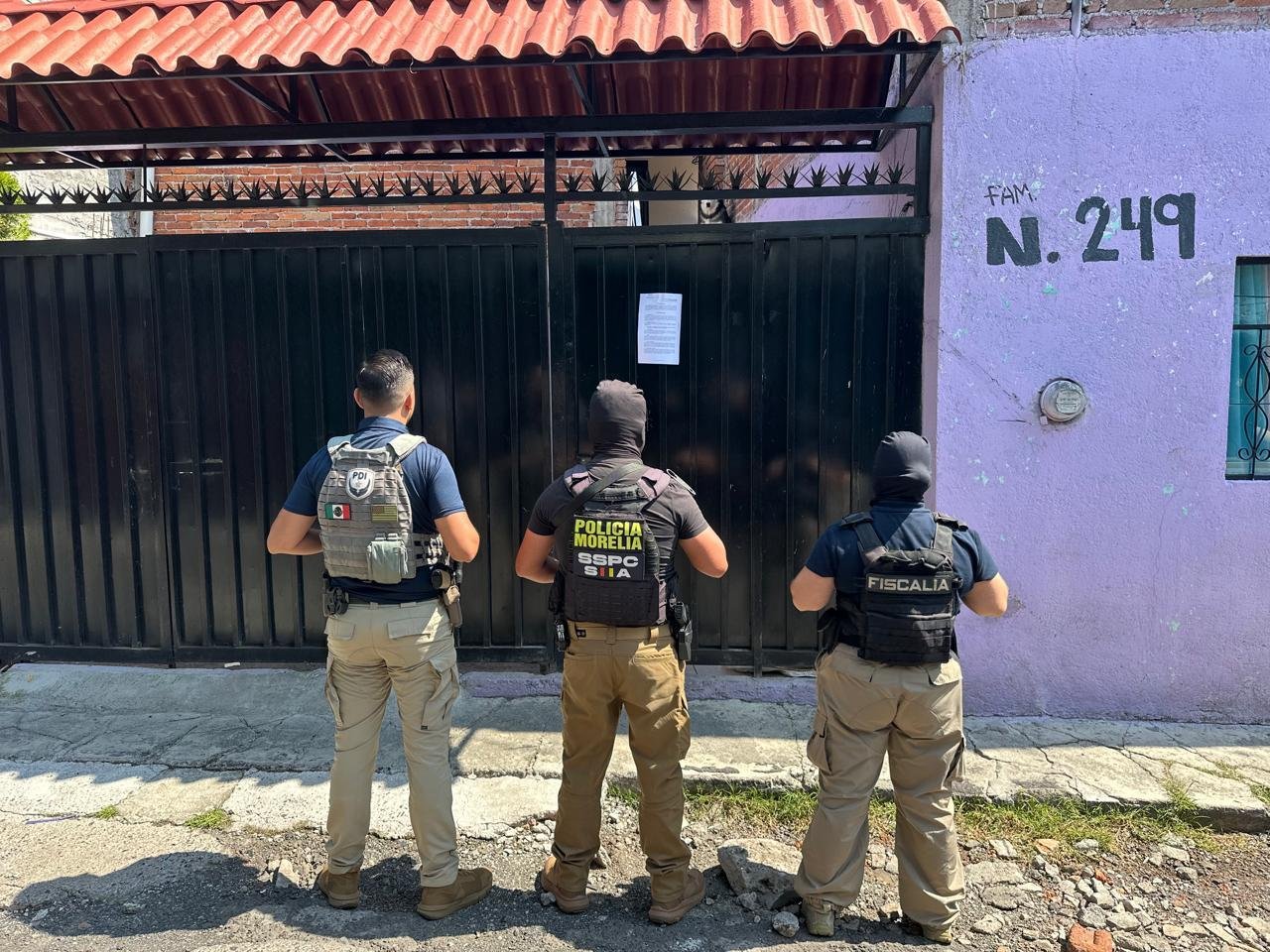 Agentes de la FGE realizando un cateo en una vivienda de Morelia, con evidencia de drogas decomisadas