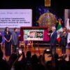 Develación oficial del Billete Conmemorativo del Sorteo Superior No. 2896 en honor a Juan Gabriel, con presencia del gobernador y la directora de la Lotería Nacional