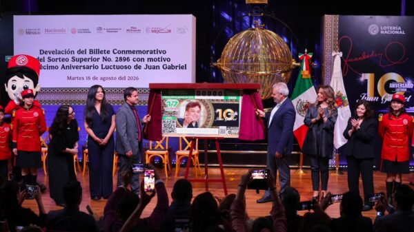 Develación oficial del Billete Conmemorativo del Sorteo Superior No. 2896 en honor a Juan Gabriel, con presencia del gobernador y la directora de la Lotería Nacional