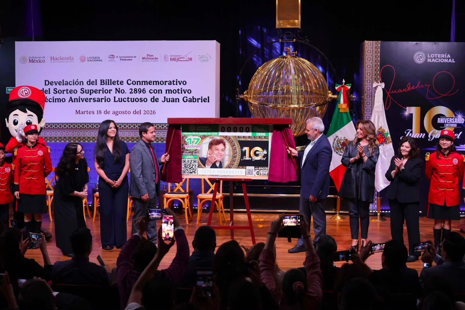 Develación oficial del Billete Conmemorativo del Sorteo Superior No. 2896 en honor a Juan Gabriel, con presencia del gobernador y la directora de la Lotería Nacional