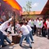 Vista exterior del Centro Artesanal y Cultural Plaza de la Ranita en Uruapan, con su nuevo portal de acceso y mural visible en fachada