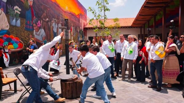 Vista exterior del Centro Artesanal y Cultural Plaza de la Ranita en Uruapan, con su nuevo portal de acceso y mural visible en fachada