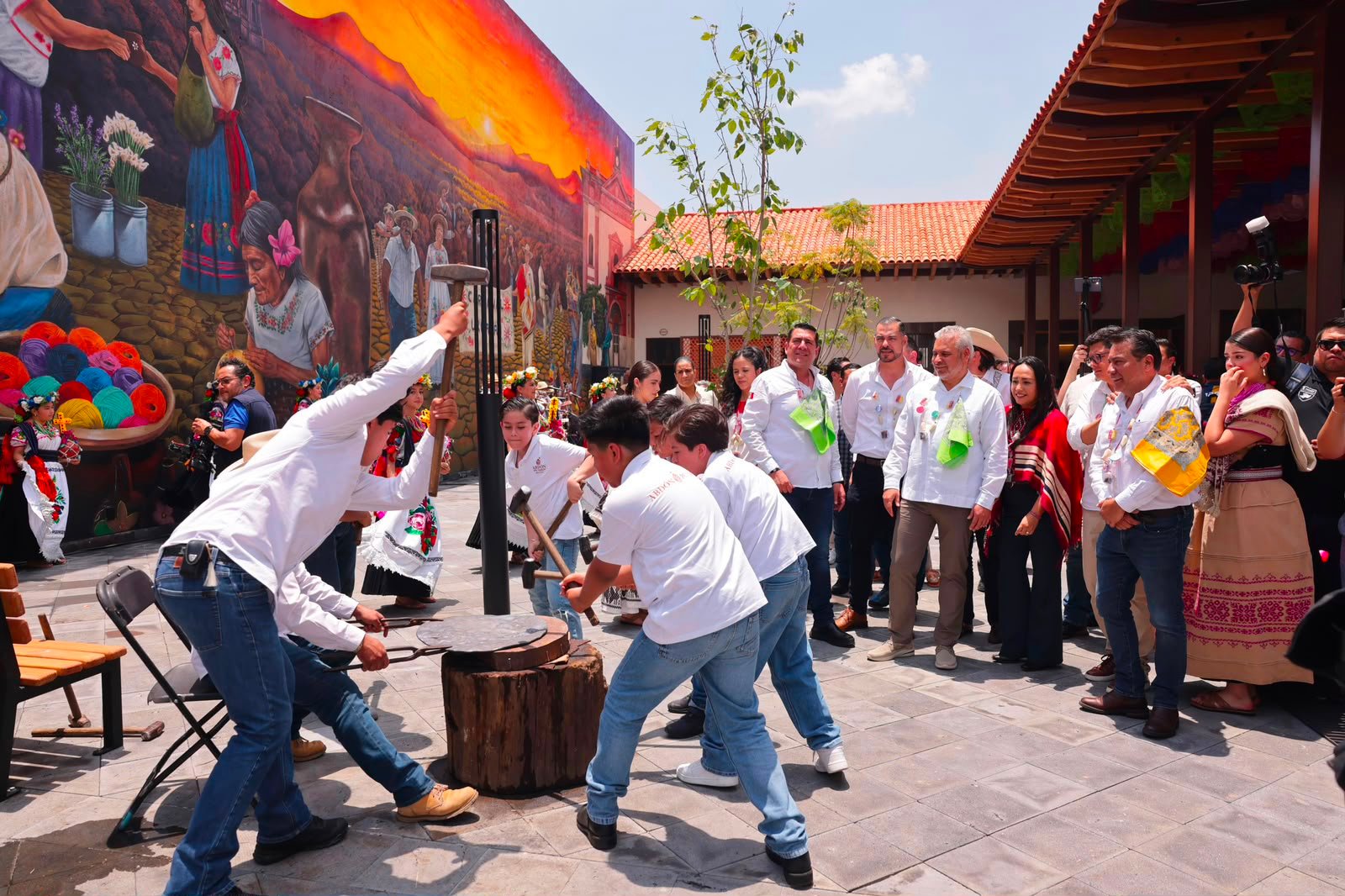 Vista exterior del Centro Artesanal y Cultural Plaza de la Ranita en Uruapan, con su nuevo portal de acceso y mural visible en fachada