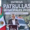 El gobernador Alfredo Ramírez Bedolla entrega patrullas Ford Police Interceptor a autoridades municipales de Michoacán en un acto oficial en Morelia