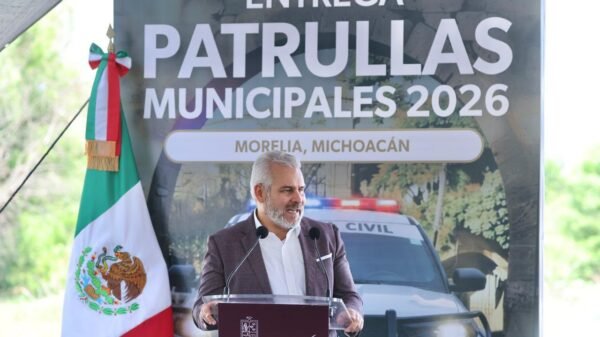 El gobernador Alfredo Ramírez Bedolla entrega patrullas Ford Police Interceptor a autoridades municipales de Michoacán en un acto oficial en Morelia